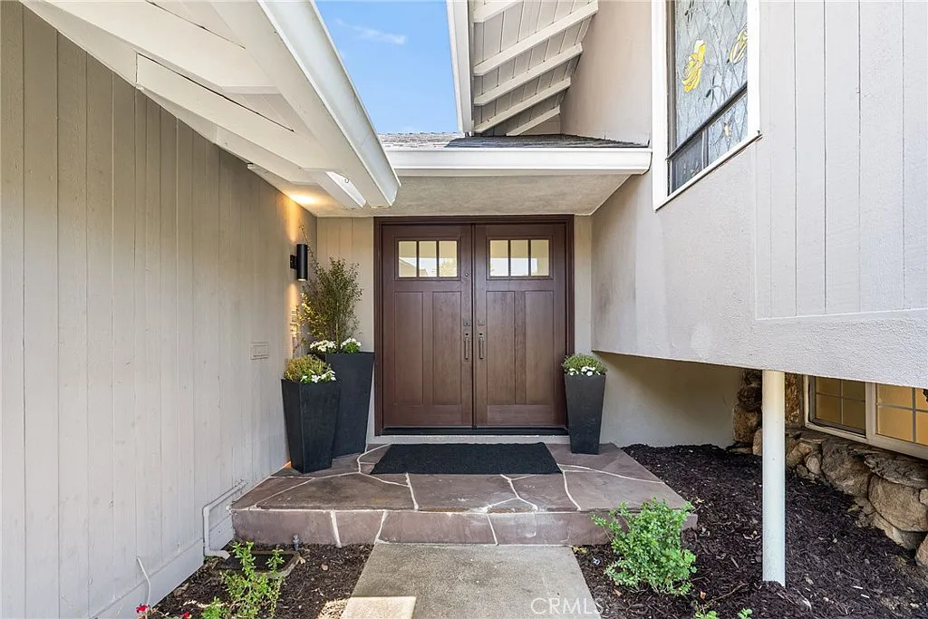Entrance photo before video